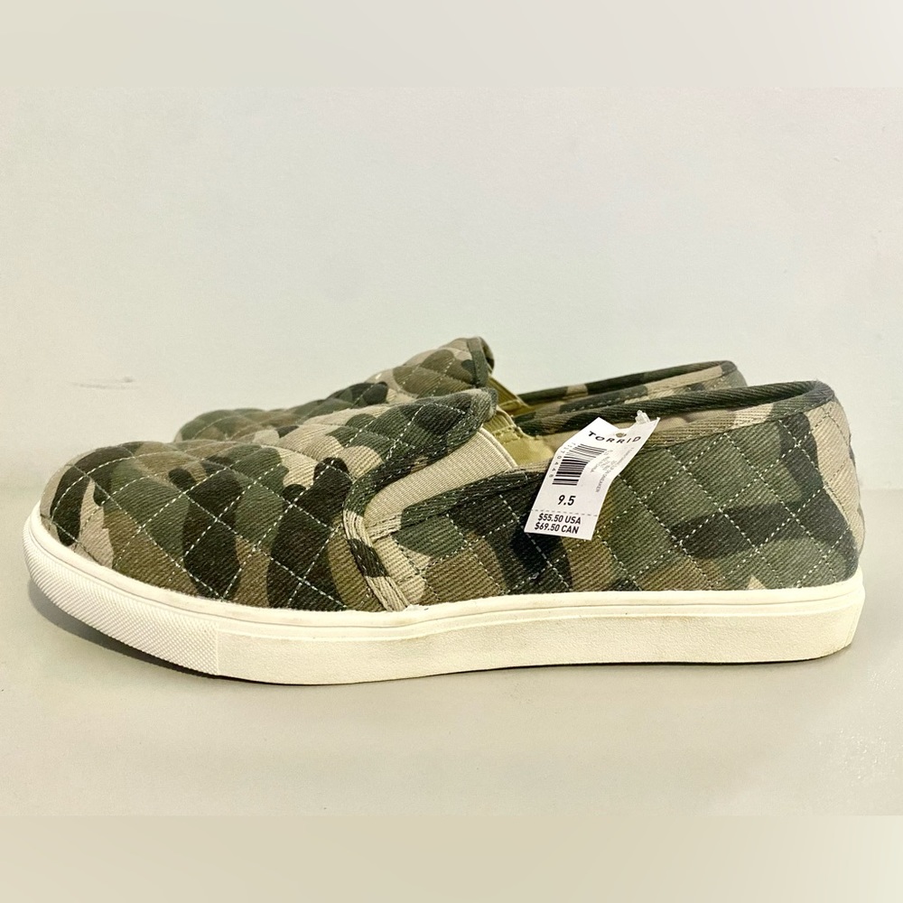 9.5 WW Slip On Shoes